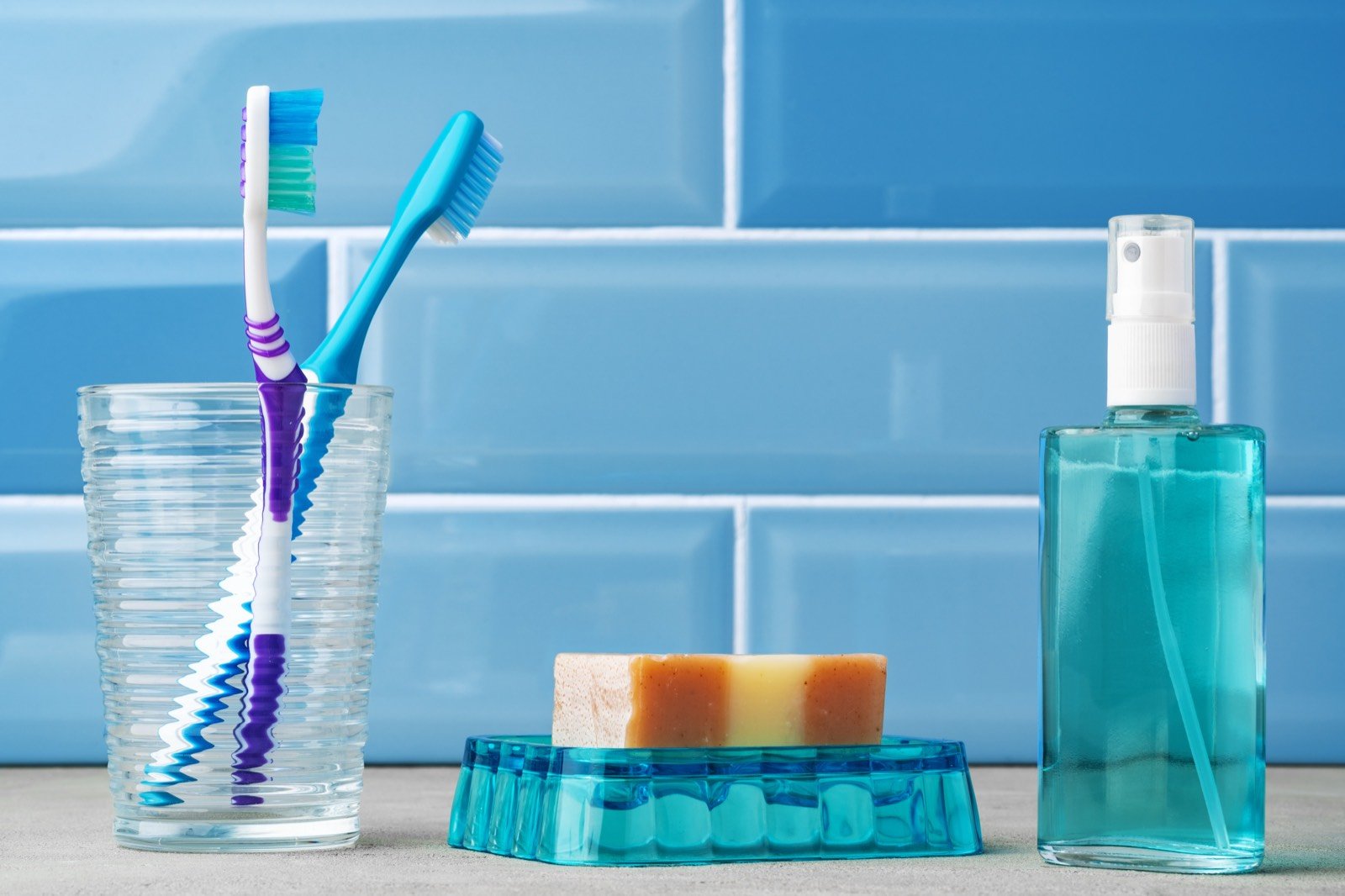 Fio dental e escova sobre bancada de banheiro