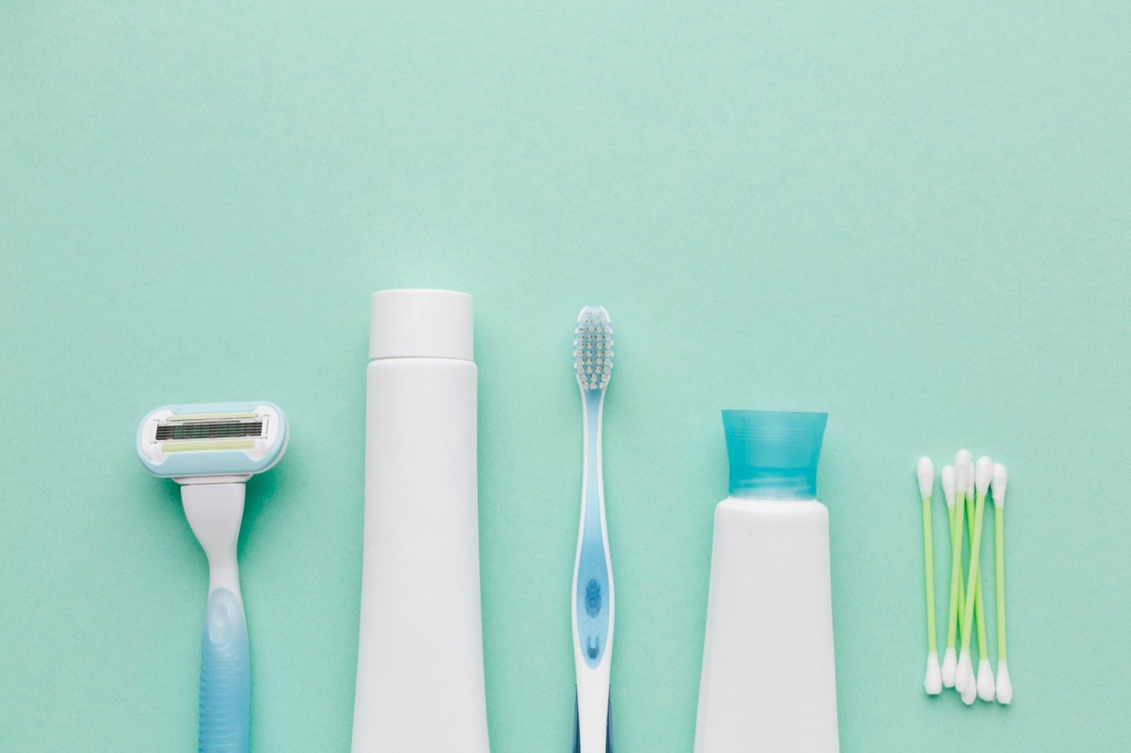 Kit de higiene bucal com escova, fio e raspador de língua