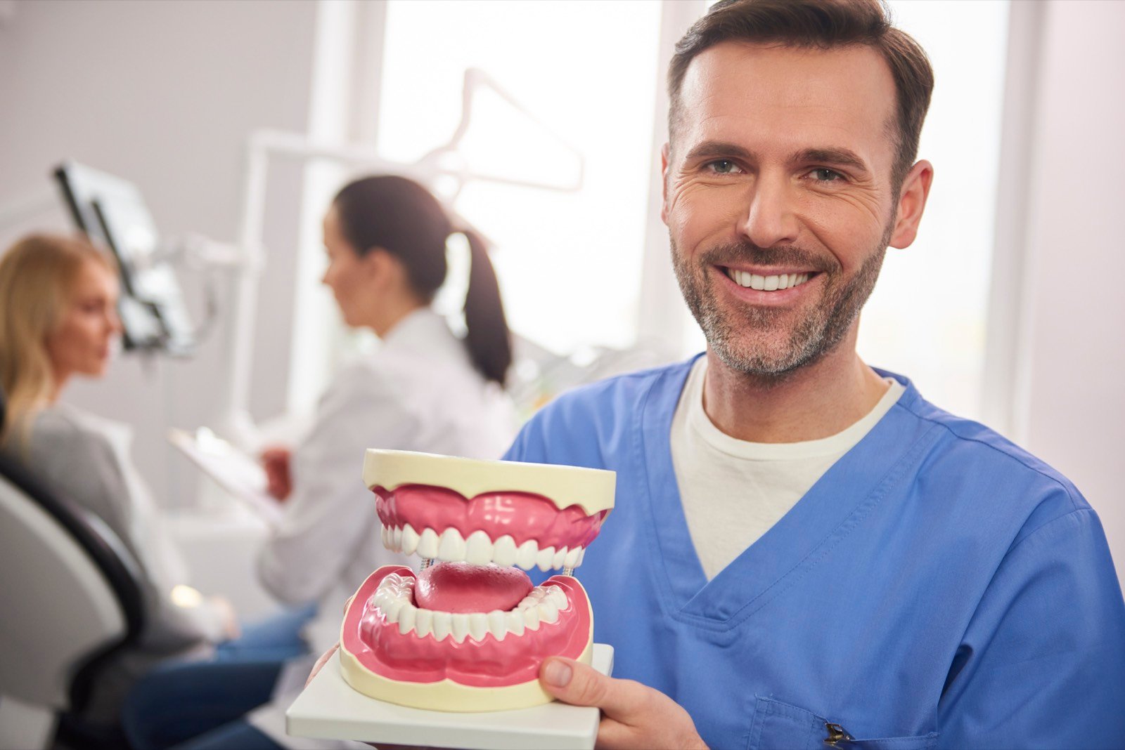 Prótese removível sobre bancada de laboratório odontológico