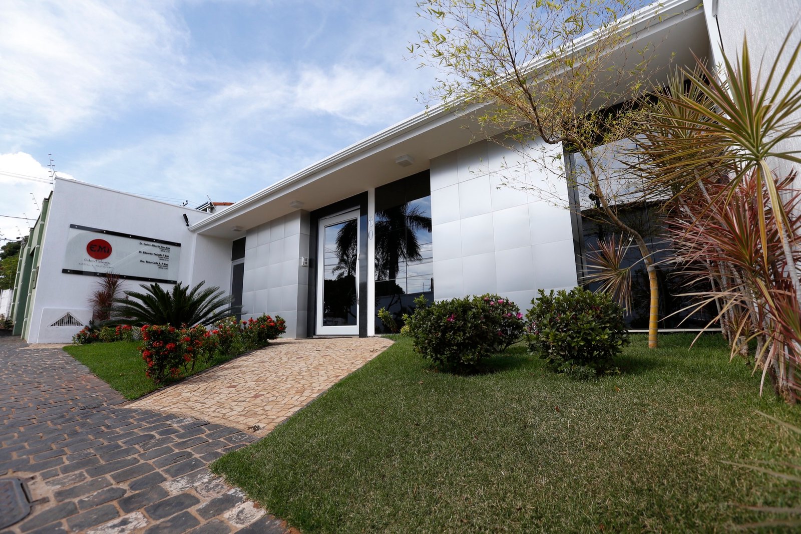 Fachada da clínica EMI Odontologia em Uberlândia