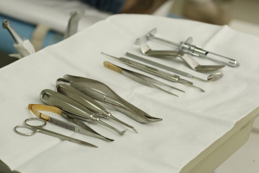 Periodontodia, Implantes Dentários, Doutorado,
Especialização  Professor Doutor  Lentes de Contato,
Prótese, Prótese sobre implante, Laminados cerâmicos,
Facetos, enxertos gengivais e ósseos, exodontias (Não realiza
atendimentos infantis  dente incluso, condicionado onde a
criança aceita o tratamento, pode ser realizado o atendimento)