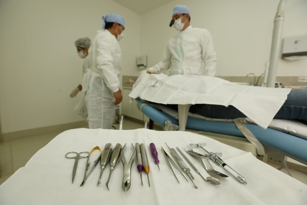 Periodontodia, Implantes Dentários, Doutorado,
Especialização  Professor Doutor  Lentes de Contato,
Prótese, Prótese sobre implante, Laminados cerâmicos,
Facetos, enxertos gengivais e ósseos, exodontias (Não realiza
atendimentos infantis  dente incluso, condicionado onde a
criança aceita o tratamento, pode ser realizado o atendimento)