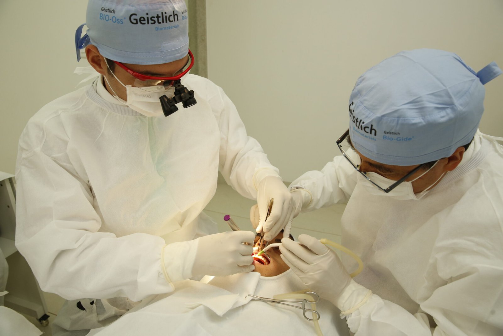 Periodontodia, Implantes Dentários, Doutorado,
Especialização  Professor Doutor  Lentes de Contato,
Prótese, Prótese sobre implante, Laminados cerâmicos,
Facetos, enxertos gengivais e ósseos, exodontias (Não realiza
atendimentos infantis  dente incluso, condicionado onde a
criança aceita o tratamento, pode ser realizado o atendimento)